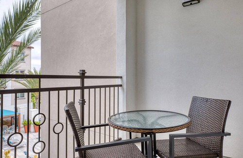 Carmel Valley Apartamento | Stylish Carmel Valley 1BR w/ Spa & Gym, walk to Groceries, by Blueground