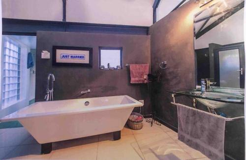 Greater Johannesburg Metropolitan Area Casa | Stylish celeb style Huge secure 3 beds and baths