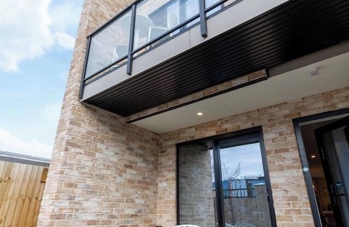 Christchurch City Centre Casa | Stylish Central City townhouse Next to Little High