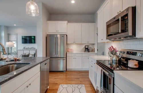 Hillsboro Village Condominio | Stylish Charmer around the corner from Belmont U!