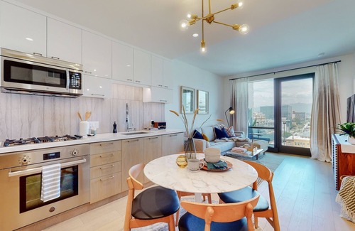Historic Core Condominio | Stylish & Chic Luxury 1-BR Condo in DTLA! Free parking space & WiFi