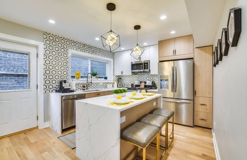 Edgewater Beach Casa | Stylish Chicago Retreat: Walk to Loyola University