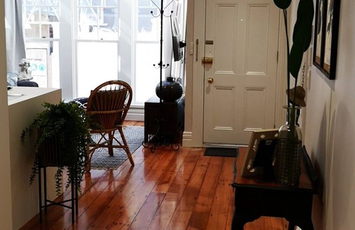 Wellington Cabaña | Stylish City Cottage with Free Undercover Parking