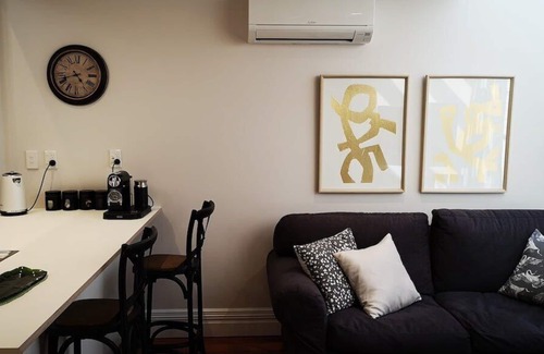 Wellington Cabaña | Stylish City Cottage with Free Undercover Parking