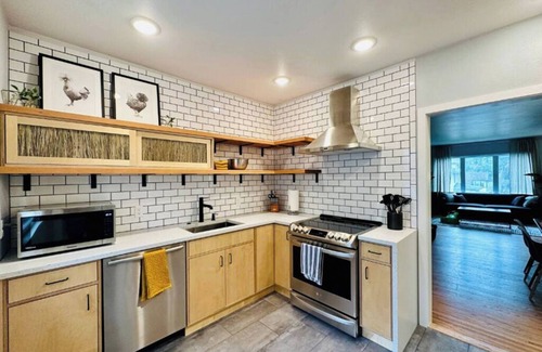 Folsom's Addition Casa | Stylish City Escape :: Spacious, Comfy & Close to Everything