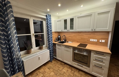 Kaditz Apartamento | Stylish city retreat near the Elbe - King-size bed
