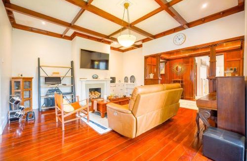 Epsom Casa | Stylish Classic Retreat in Prime Epsom Location