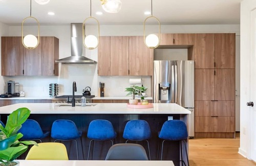 Govalle Casa | Stylish Clubhouse Retreat w/ Hot Tub near Downtown
