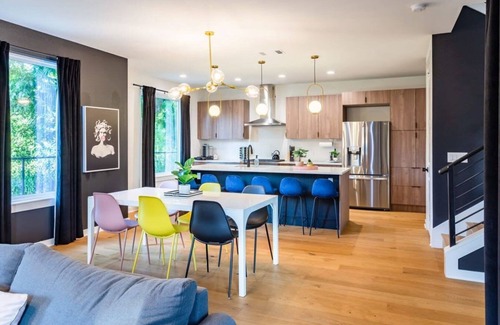 Govalle Casa | Stylish Clubhouse Retreat w/ Hot Tub near Downtown