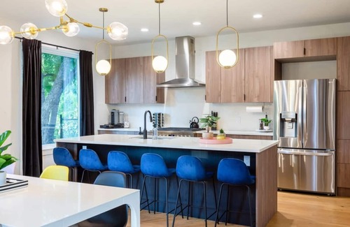 Govalle Casa | Stylish Clubhouse Retreat w/ Hot Tub near Downtown
