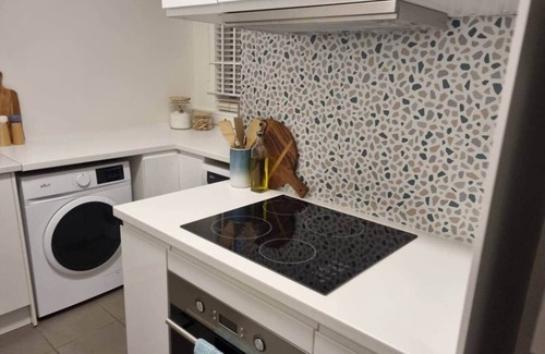 East Melbourne Apartamento | Stylish Comfort on the Park