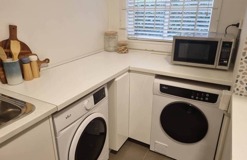 East Melbourne Apartamento | Stylish Comfort on the Park