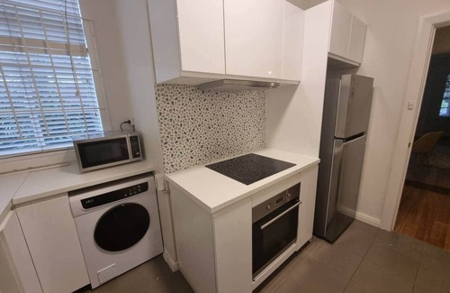 East Melbourne Apartamento | Stylish Comfort on the Park