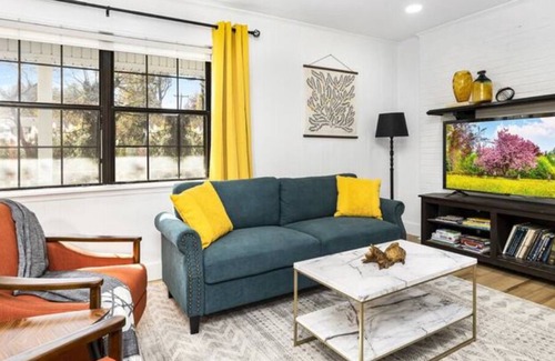 Matthews Casa | Stylish & Comfortable Duplex Best for Large Groups! Pet Friendly! Ample Parking