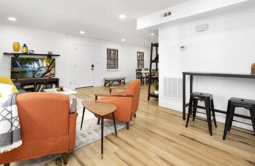 Matthews Casa | Stylish & Comfortable Duplex Best for Large Groups! Pet Friendly! Ample Parking