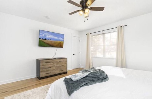 Matthews Casa | Stylish & Comfortable Duplex Best for Large Groups! Pet Friendly! Ample Parking