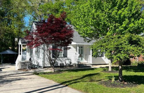 East Raleigh Casa | Stylish & Comfy 5 Location Private Backyard Updated Close to Downtown Walkable