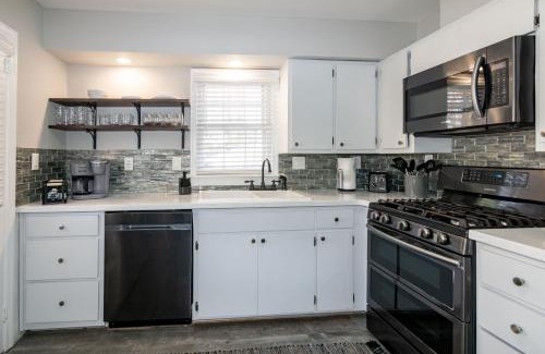 East Raleigh Casa | Stylish & Comfy 5 Location Private Backyard Updated Close to Downtown Walkable