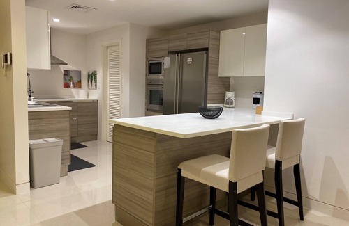 Jeddah Apartamento | stylish condo * gym * shaded parking * super location