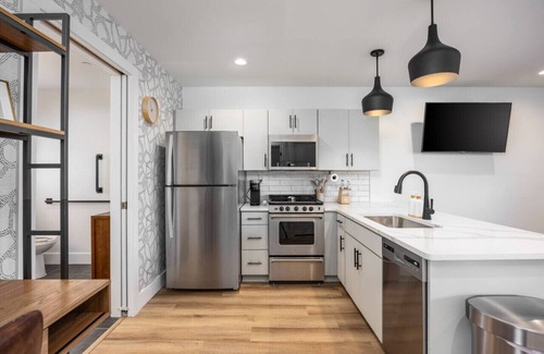 Hillsboro Village Apartamento | Stylish Condo in Hillsboro Village 3 Beds + Parking