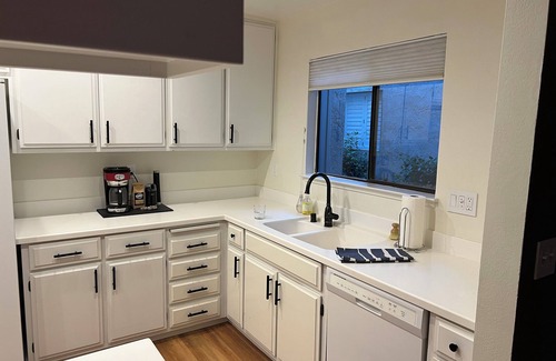 St. Helena Condominio | Stylish Condo Steps from St. Helena Wineries & Downtown