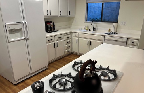St. Helena Condominio | Stylish Condo Steps from St. Helena Wineries & Downtown