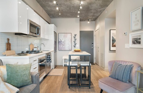 Connaught Apartamento | Stylish Condo w/ Exclusive Rooftop Pool!