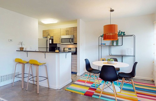 Travis Heights Condominio | Stylish condo w/ WiFI, full kitchen, shared pool, balcony, and downtown views