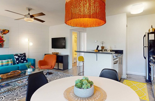 Travis Heights Condominio | Stylish condo w/ WiFI, full kitchen, shared pool, balcony, and downtown views