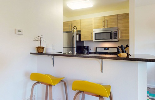 Travis Heights Condominio | Stylish condo w/ WiFI, full kitchen, shared pool, balcony, and downtown views