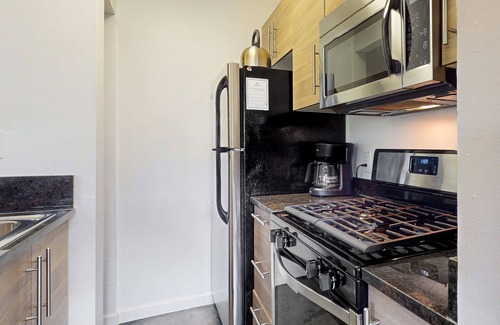 Travis Heights Condominio | Stylish condo w/ WiFI, full kitchen, shared pool, balcony, and downtown views