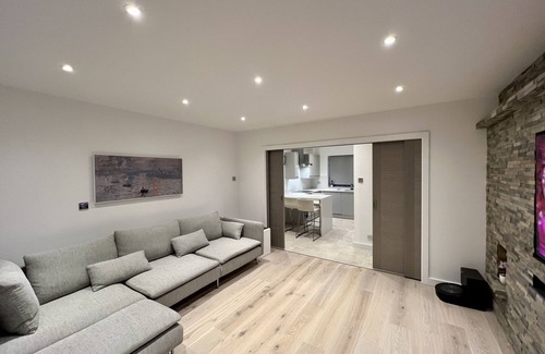 Shortlands Condominio | Stylish Contemporary Apartment