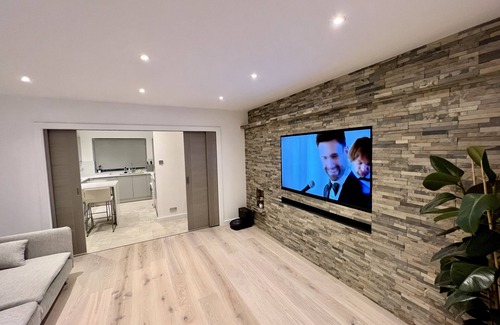 Shortlands Condominio | Stylish Contemporary Apartment