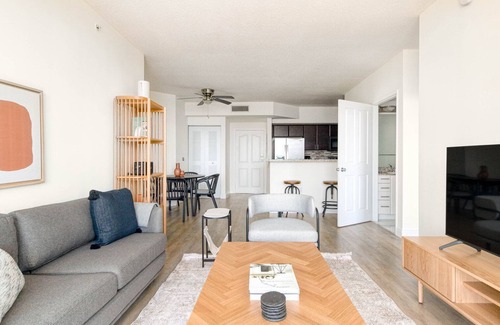 West Little Havana Apartamento | Stylish Coral Gables 2BR w/ W/D, Pool & Gym, near Shops, by Blueground