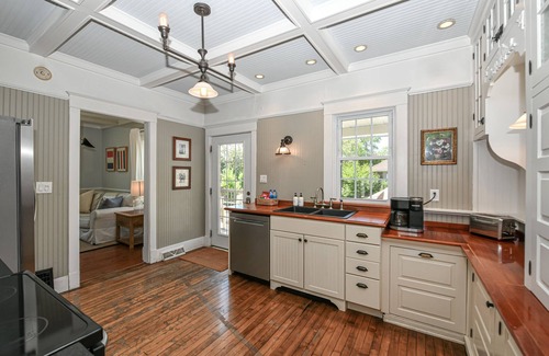 Lake Geneva Casa | Stylish Cottage, Walkable to DT Geneva, pet friendly