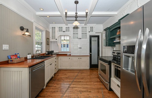 Lake Geneva Casa | Stylish Cottage, Walkable to DT Geneva, pet friendly
