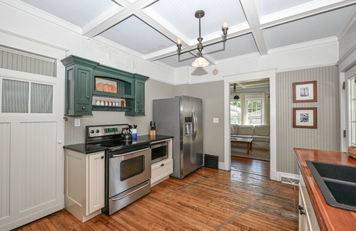 Lake Geneva Casa | Stylish Cottage, Walkable to DT Geneva, pet friendly