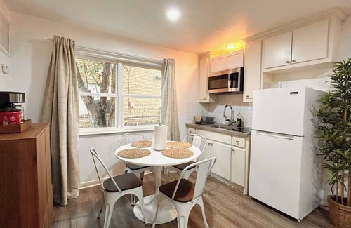 Braeswood Place Apartamento | Stylish Cozy 1BR Near NRG Stadium + Fast WiFi & Free Parking