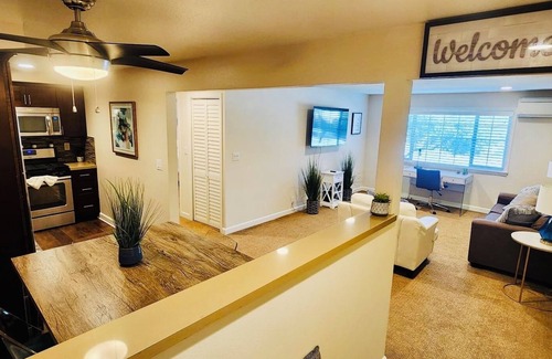 Thousand Oaks Apartamento | Stylish & Cozy 1BR Retreat Perfect for Work & Travel Prime Location!