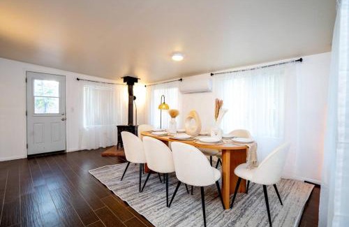 Palmdale Casa | Stylish Cozy, Aesthetic, Stocked Kitchen, and Pet Friendly