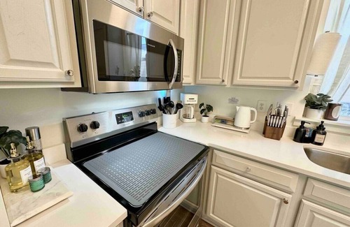 Ocean Springs Casa | Stylish & Cozy Cottage, 1 mile to downtown Ocean Springs! Golf Cart District