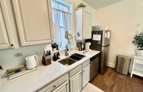Ocean Springs Casa | Stylish & Cozy Cottage, 1 mile to downtown Ocean Springs! Golf Cart District