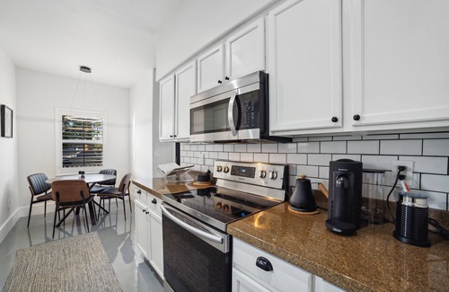 Governmental Mall Casa | Stylish & Cozy Downtown Home ~ Yard ~ Parking + EV~ Near DTPHX attractions