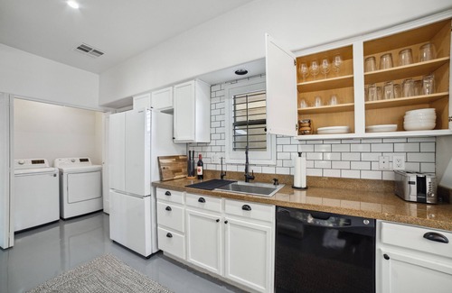 Governmental Mall Casa | Stylish & Cozy Downtown Home ~ Yard ~ Parking + EV~ Near DTPHX attractions