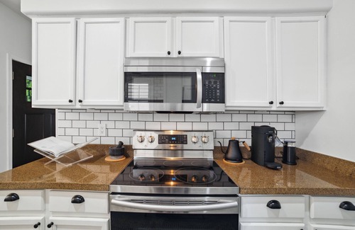 Governmental Mall Casa | Stylish & Cozy Downtown Home ~ Yard ~ Parking + EV~ Near DTPHX attractions