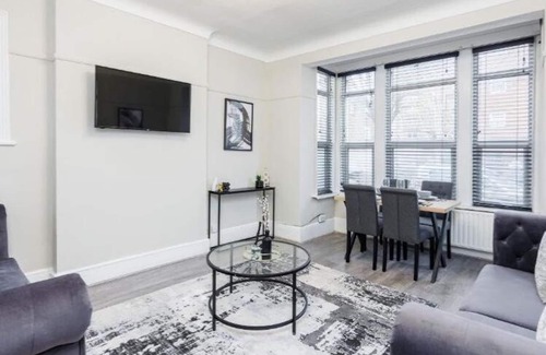 Southend-on-Sea Apartamento | Modern & Cozy 2BR City Centre Near High St by Luxiety Stays