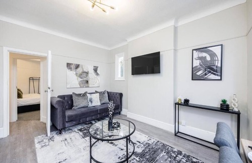 Southend-on-Sea Apartamento | Modern & Cozy 2BR City Centre Near High St by Luxiety Stays