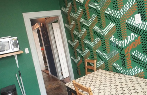 Queens Apartamento | Stylish Cozy One Bedroom Fun House