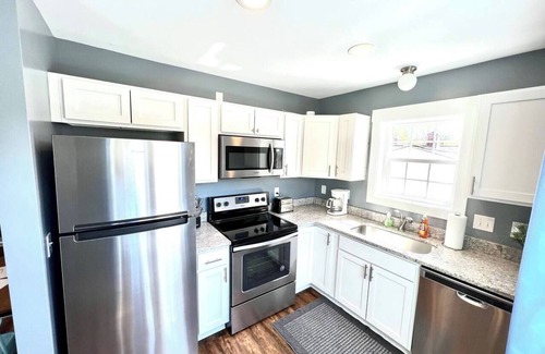 Wilmington Casa | Stylish Cozy Tree House & Pet Friendly!