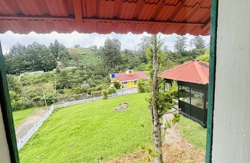 Stone House Area Villa | Stylish & Cozy Villa: Lush lawns - Firepit - Glass House - 5 mins from Ooty town